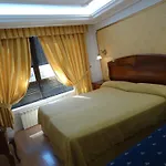 Le Petit Hotel
