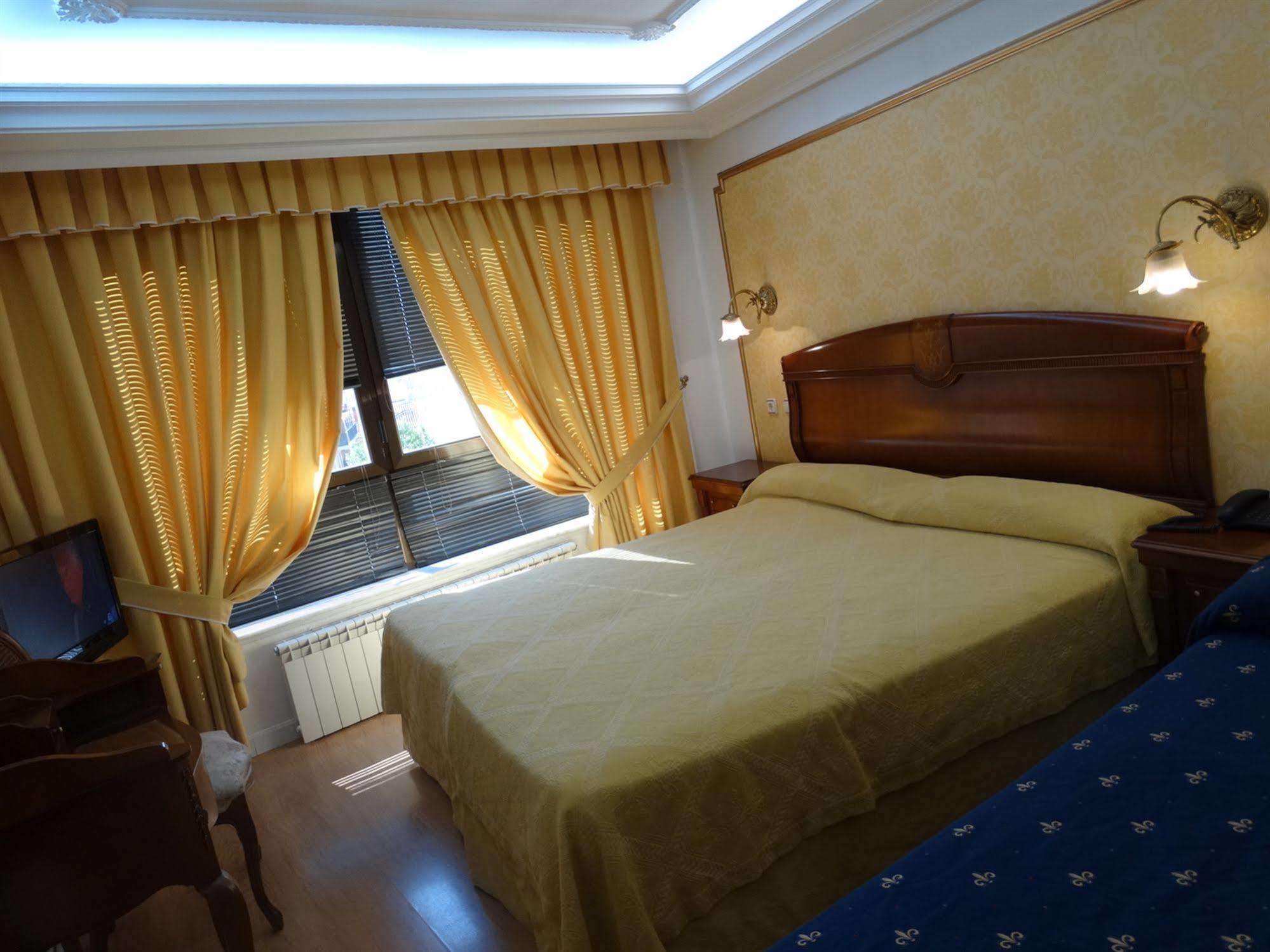Le Petit Hotel *